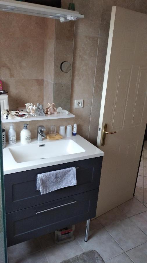 Philippe & Marie, A Louer Petite Chambre Chez L'Habitant Avec Terrasse Dans Villa, Au Pied Du Luberon Cucuron Luaran gambar