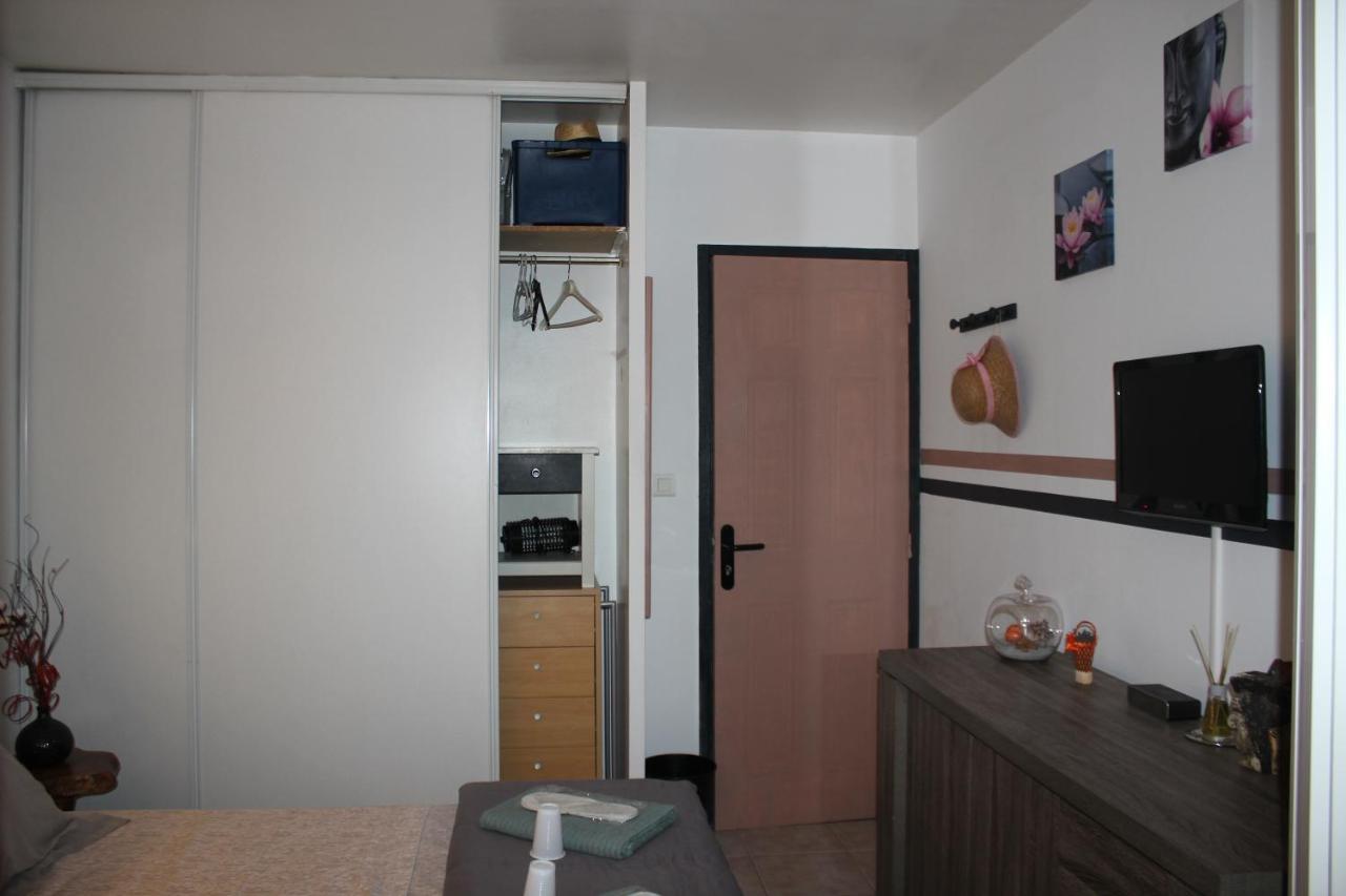 Philippe & Marie, A Louer Petite Chambre Chez L'Habitant Avec Terrasse Dans Villa, Au Pied Du Luberon Cucuron Luaran gambar
