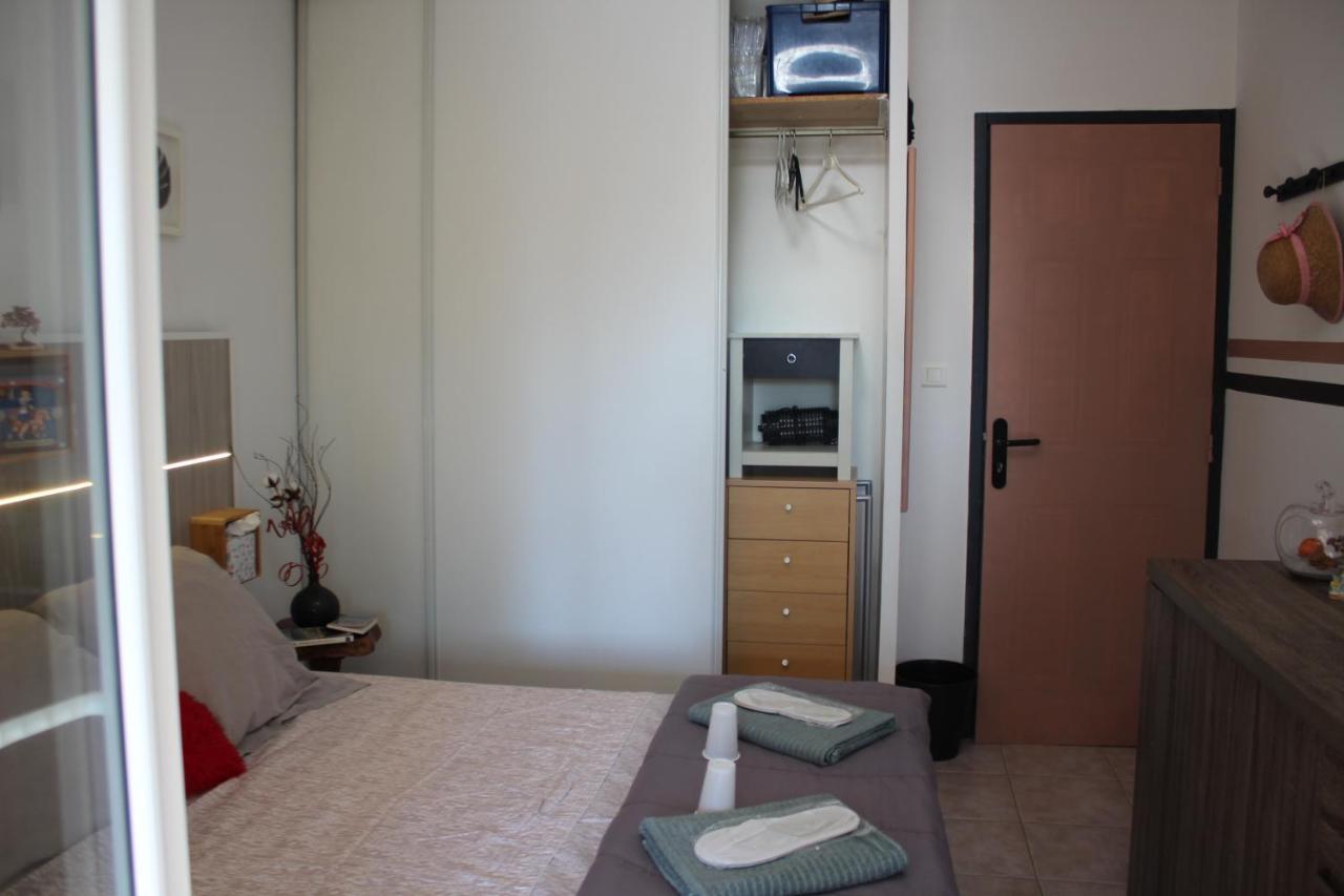 Philippe & Marie, A Louer Petite Chambre Chez L'Habitant Avec Terrasse Dans Villa, Au Pied Du Luberon Cucuron Luaran gambar